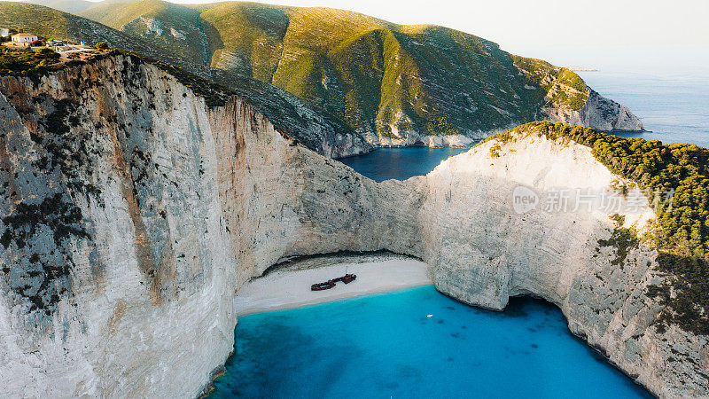 希腊扎金索斯岛(Zakynthos island)，碧绿的大海旁，隐藏的海滩和沉船的鸟瞰图